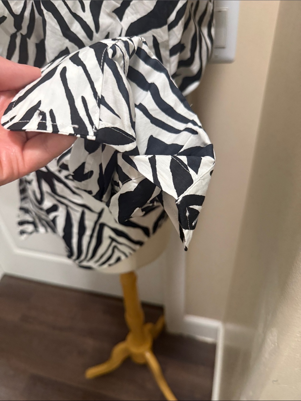 💯 cotton Chaps Black and White Zebra-Print Button Front Blouse - Picture 4 of 7